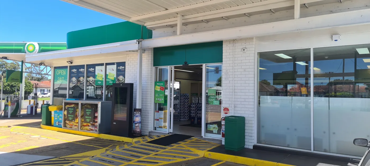 BP Service Station – Shopfront clean
