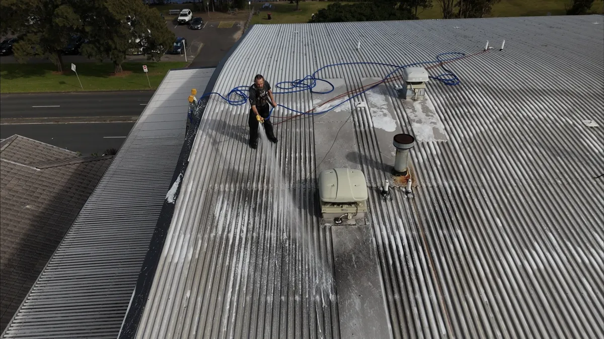 Apartment complex – Metal roof clean